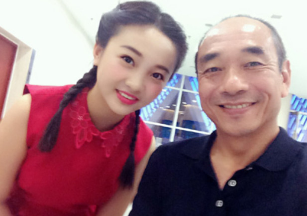 林妙可智商堪忧,出席别人婚礼竟戴着这种东西