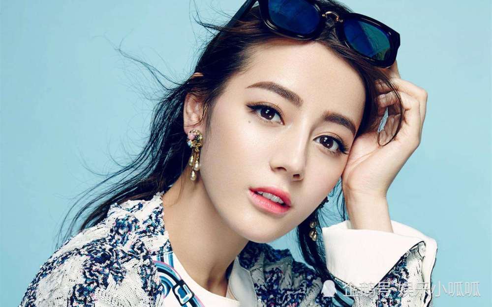 继杨幂的麻花腿,热巴的拍照蹲又火了,网友:臣