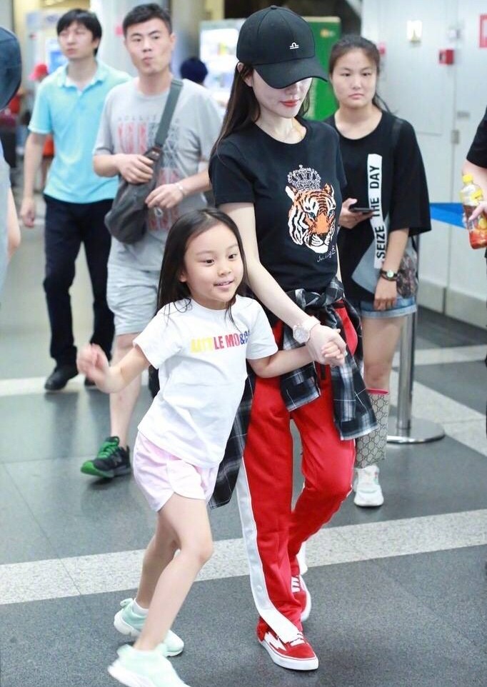 李小璐带甜馨逛街购物,却只买大减价衣服,衣服