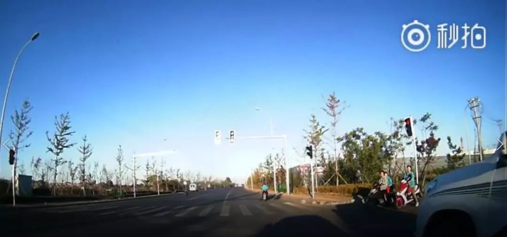 大连:男子开霸道非机动车道上飞驰 到路口别