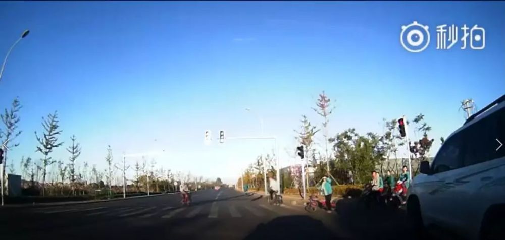 大连:男子开霸道非机动车道上飞驰 到路口别