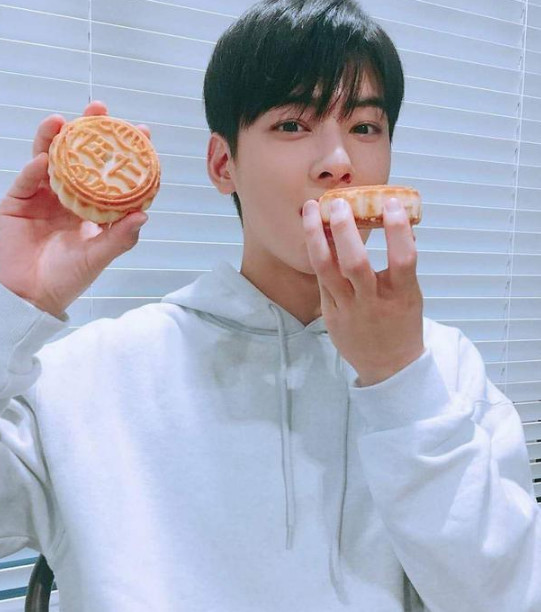 因一部韩剧大火后,车银优节目上公开献吻,却让