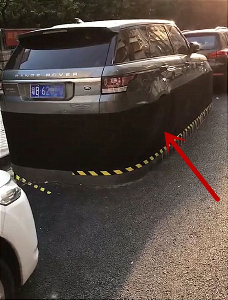 广东偶遇95万路虎,本不会太注意,但路虎的停车位实在太霸气!