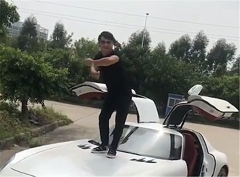 男子炫耀自己的百万奔驰,直接站引擎盖上跳舞!网友:穿