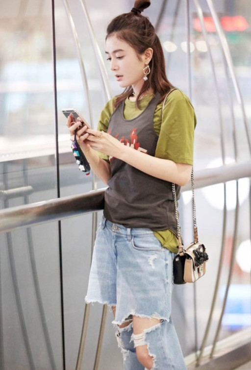 秦岚真是厉害了!竟把短裙当作靴子穿?意外秀出