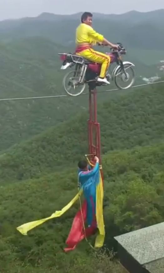 抖音大叔在钢丝上开摩托车,底下是悬崖,网友:用