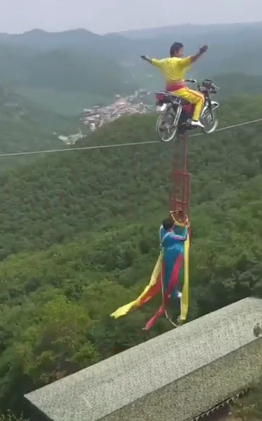 抖音大叔在钢丝上开摩托车,底下是悬崖,网友:用