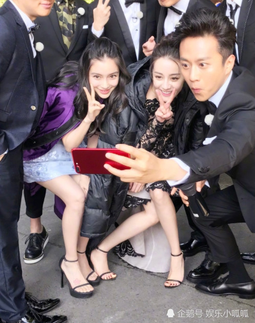 继杨幂的麻花腿,热巴的拍照蹲又火了,网友:臣