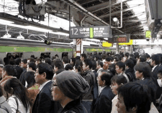 每月50万的富豪,天天住网吧,暗讽大陆的房奴傻