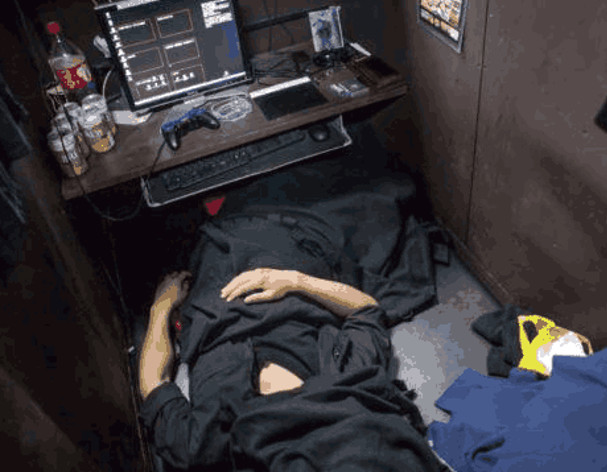 每月50万的富豪,天天住网吧,暗讽大陆的房奴傻