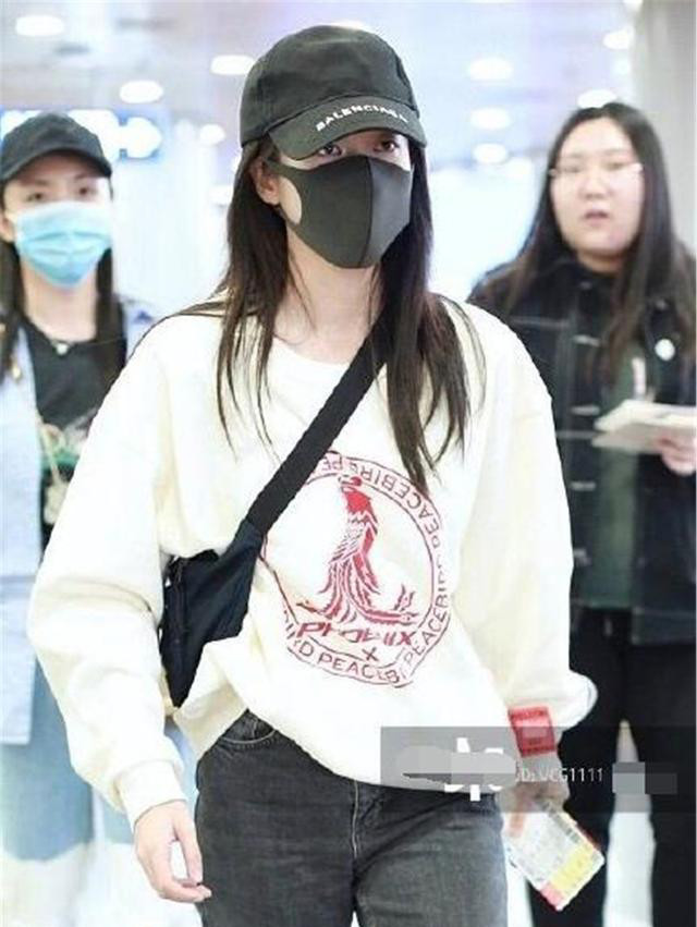 杨紫与张雪迎穿同款卫衣,两人气质完全不同,她