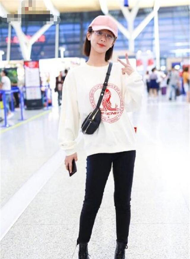 杨紫与张雪迎穿同款卫衣,两人气质完全不同,她