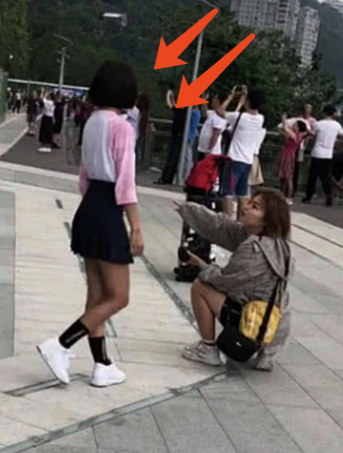 路人镜头下的代古拉K,一双腿黑到没朋友,网友