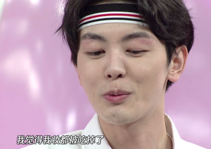 口红王子卸妆后:戴景耀脸颊泛红,秦奋毫无变化