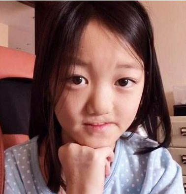 李嫣近照曝光,玩起直播教化妆,网友:果然是天后