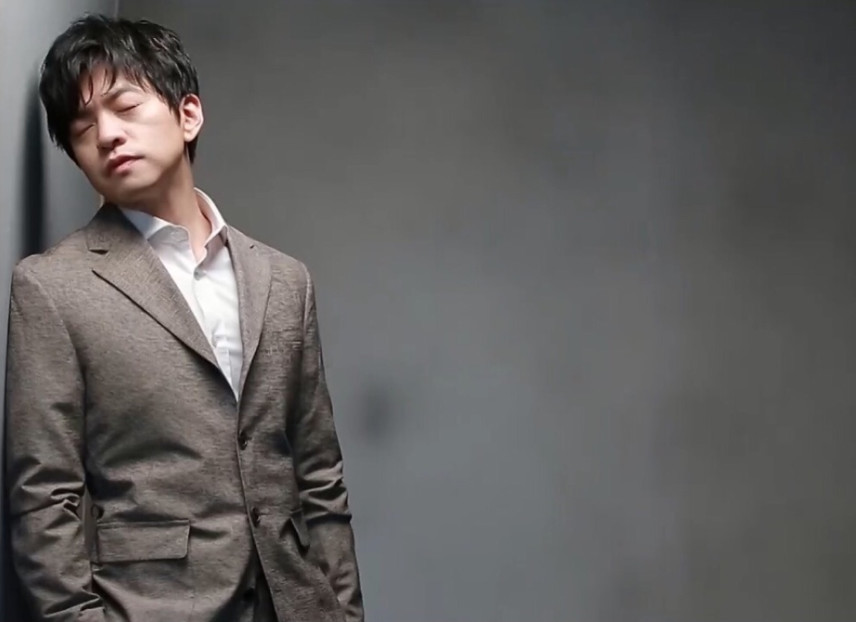 李健的《传奇》被改成了英文,看到歌词,真的佩