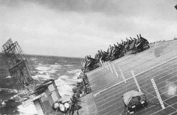 美国就是大胆,拿航母来对抗台风,真的是狗和狮