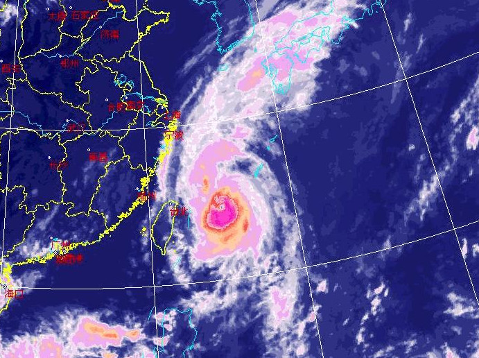 美国就是大胆,拿航母来对抗台风,真的是狗和狮