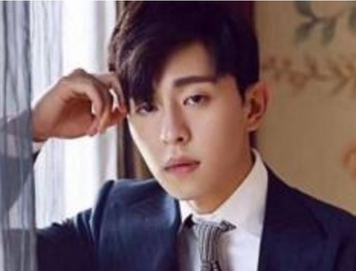 邓伦墨镜低调乘地铁被发现,大胆粉丝直接开撩