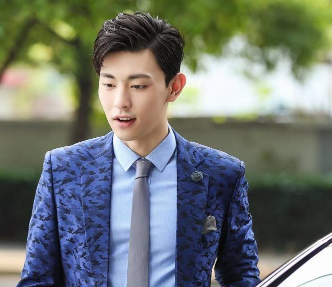 邓伦墨镜低调乘地铁被发现,大胆粉丝直接开撩