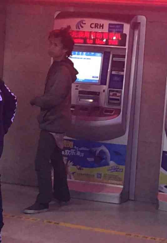 被誉为全抖音最有故事的男人,刷卡不取钱,网友