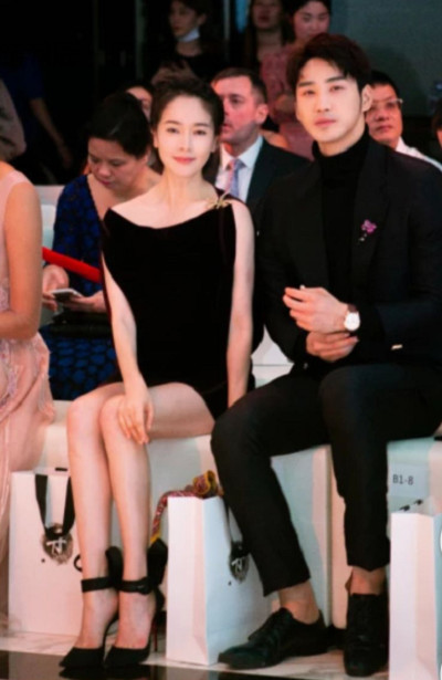 左小青和庞瀚辰一同参加某品牌发布会,左小青