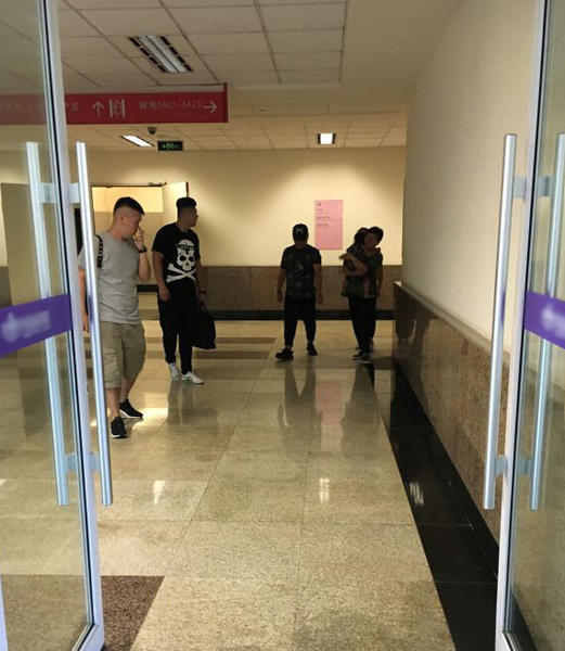 郭德纲带小儿子看望受伤徒弟张云雷