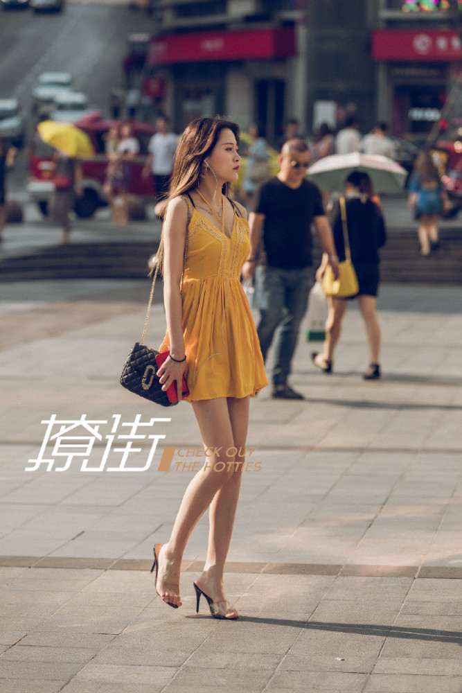 街拍成都:阳光明媚的时尚穿搭,展示出女神风范儿!
