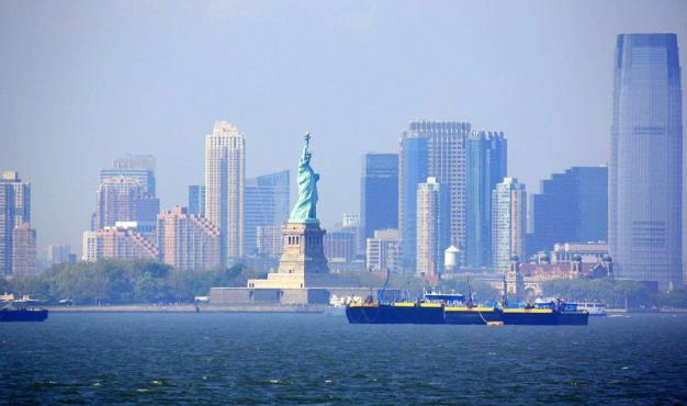 美国普通人一个月工资有多少?和中国差距有多