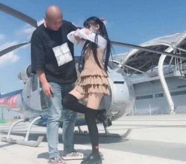 抖音萝莉炫富 被光头大叔突然抱起 网友;大叔手