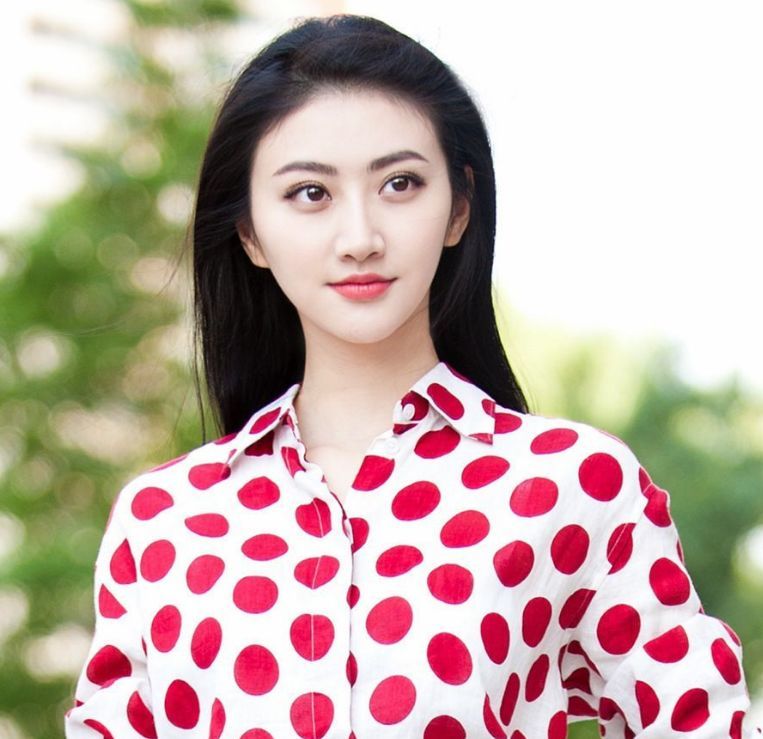 景甜微博晒美照,九宫格美出新高度,说出月饼是