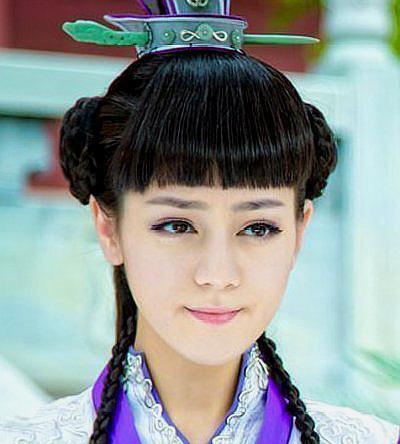 迪丽热巴心机重?何炅微博取关迪丽热巴