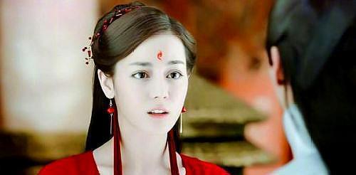 迪丽热巴心机重?何炅微博取关迪丽热巴