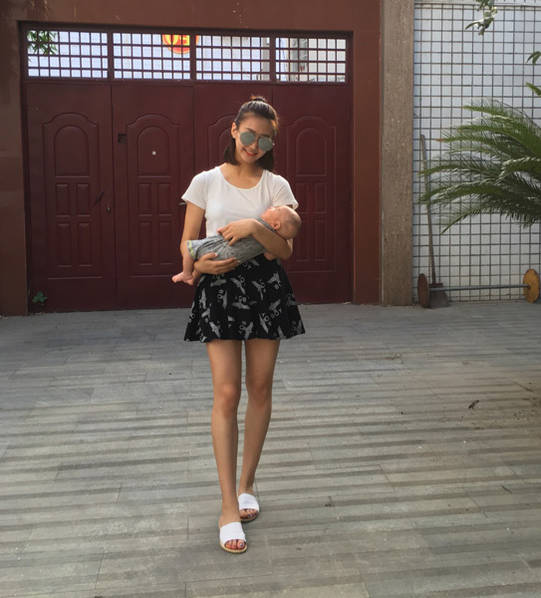 关晓彤入学报到遭围堵 室友皆是美女