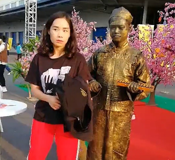 搞笑GIF趣图:小姐姐简直就是我的女神,脱了袜