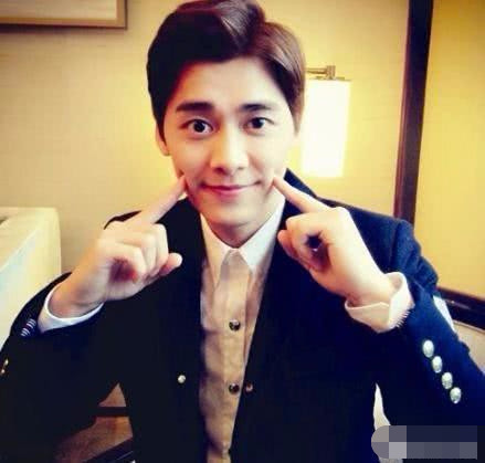 李易峰是娱乐圈中最炙手可热的男明星,被网友