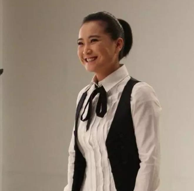 贾玲减肥成功,在网上晒出最新照片,网友直呼:想