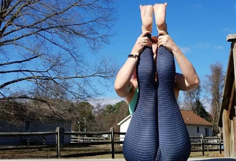 时髦新潮的打底裤美女,展现出女人味,看的我忘