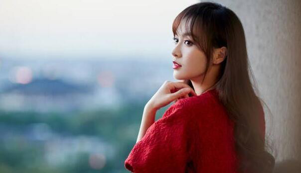 唐嫣献唱中秋晚会,表演结束抚摸小女孩的脸,谁