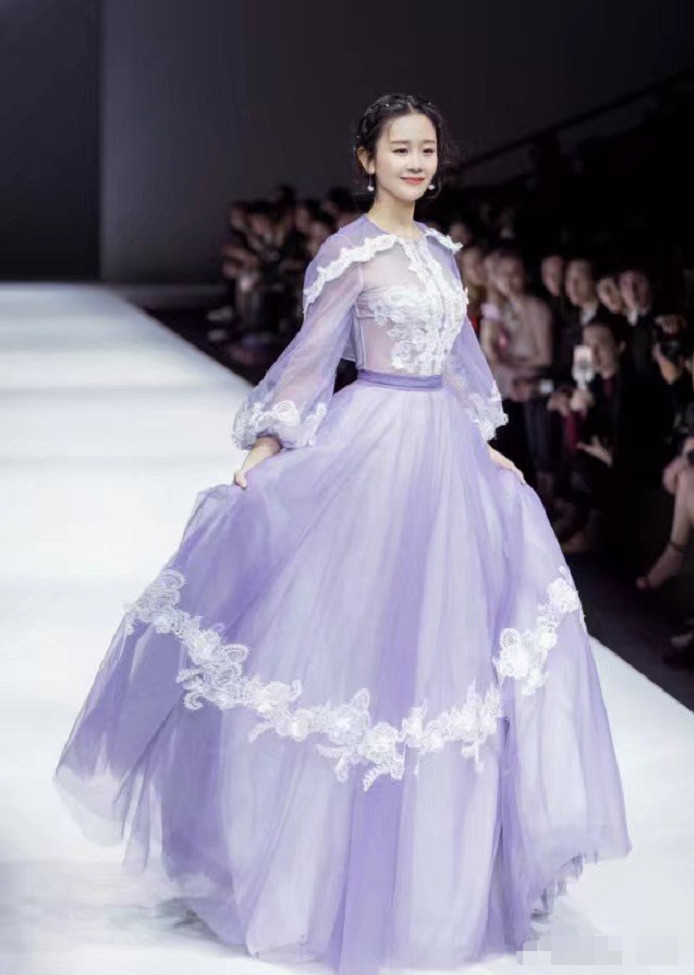 海陆真敢穿,一袭透视裙仅靠两朵刺绣花遮住重