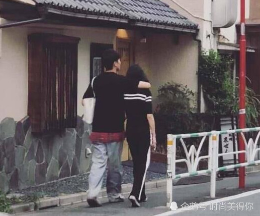 郑爽晒男友甜蜜合照,看了脖子上这一细节,网友