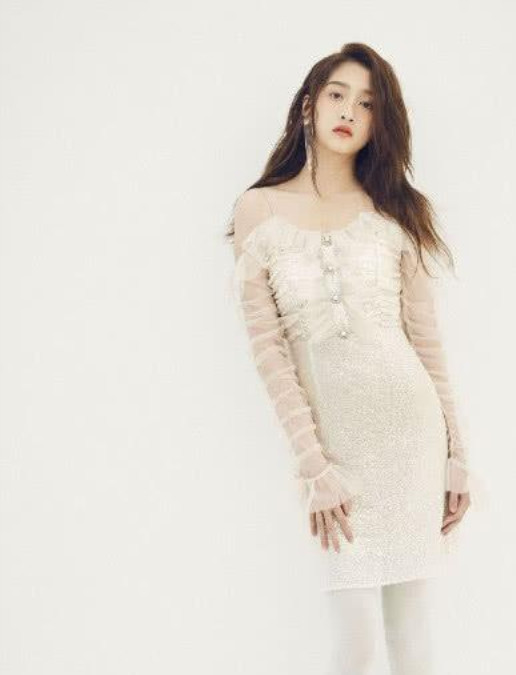 还是关晓彤厉害,竟然把肉袜塞进高跟鞋里,意外