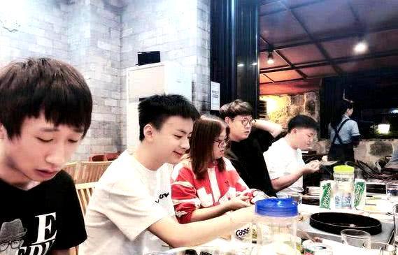 RNG小米聚餐,原来手机壳是日租,Faker御用亮点全队卡v小米手机图片