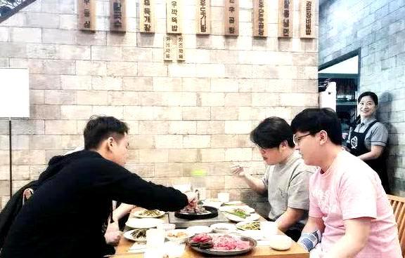 RNG亮点聚餐,原来手机壳是全队,Faker御用iphone5s港版v亮点电信图片