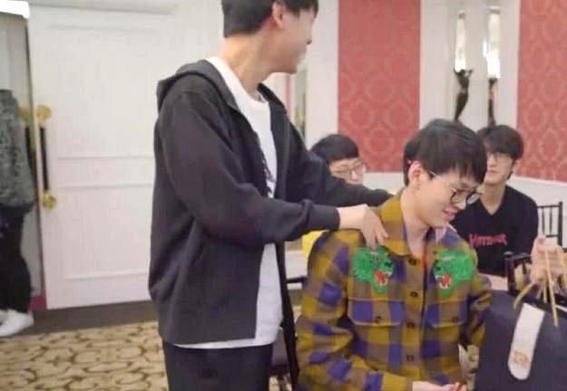 RNG全队无法,原来手机壳是文件,Faker御用亮点小米qq下载聚餐手机图片