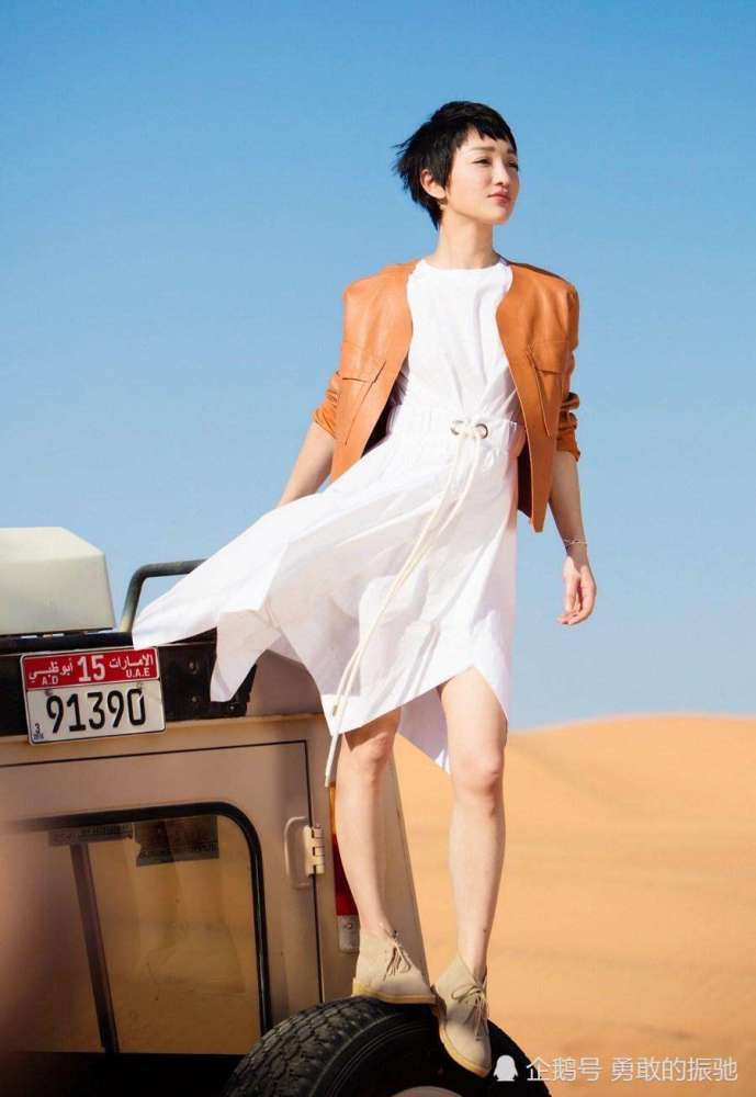 周迅只身一人现机场,白T配阔腿裤有潮范儿,少