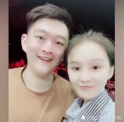 赵本山龙凤胎儿女同框直播,球球介绍哥哥的名