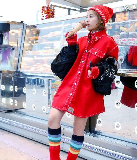 00后张子枫为赶潮流拼了,靴子故意没穿好,好怕