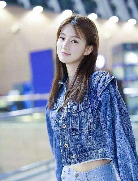 乔欣把牛仔外套和运动裤配在一起够时尚