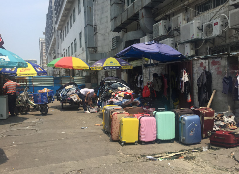 探访深圳三和:竟然有专门二手衣物买卖 小伙:怕